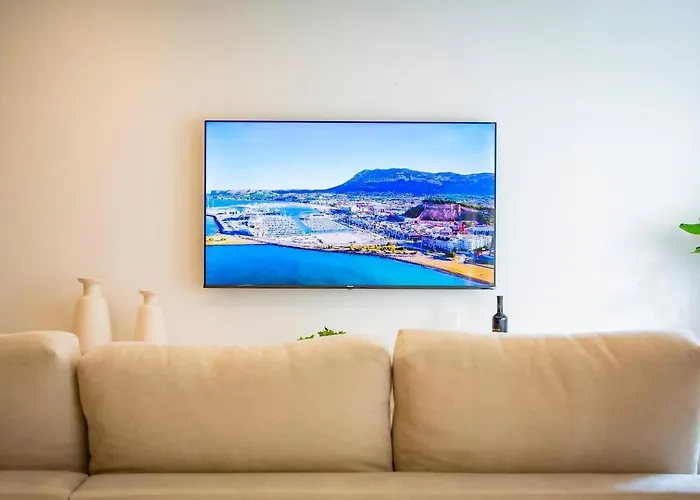 Апартаменти Cozy 4br • Sea Views • Port • Wifi • A/c *