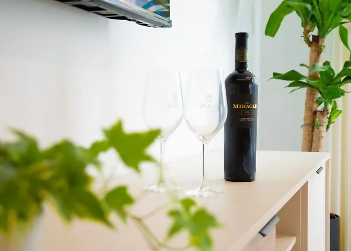 Апартаменти Cozy 4br • Sea Views • Port • Wifi • A/c