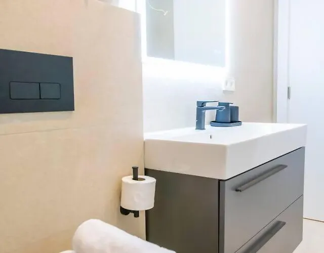 Апартаменти Cozy 4br • Sea Views • Port • Wifi • A/c